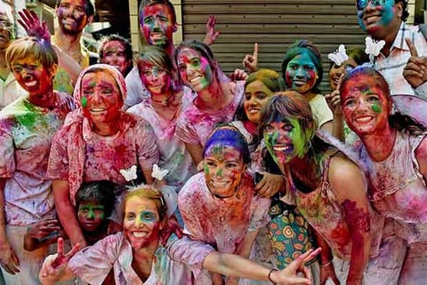 Simple ways to keep skin safe from Holi colours