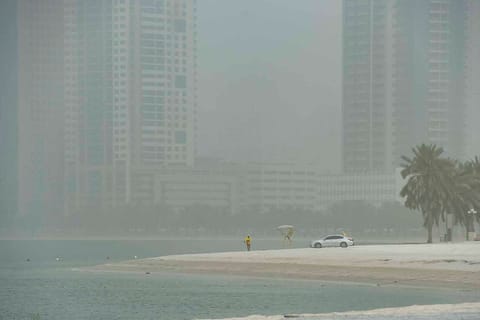 The UAE remains under the influence of a weak surface low-pressure system from the east and a high-pressure system from the west, accompanied by an upper-air high-pressure ridge.