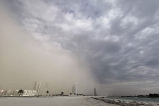 The UAE remains under the influence of a weak surface low-pressure system from the east and a high-pressure system from the west, accompanied by an upper-air high-pressure ridge.