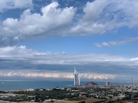 UAE braces for unstable weather: Fog, clouds, scattered rain expected
