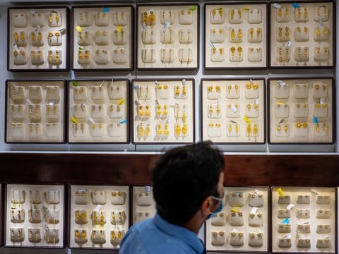 Gold prices got ultra costly in the last 6 months. Which is exactly why more UAE investors are turning to alternate ways to keep adding to their gold portfolio. 