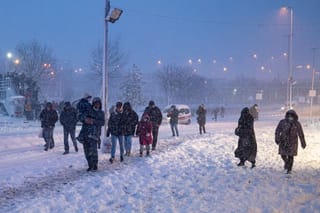 First snow of the year blankets Istanbul, delighting residents
