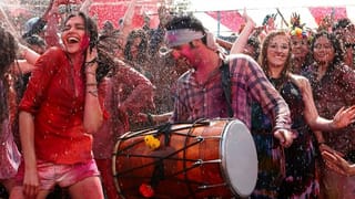 How to celebrate Holi 2026 along with India vs Pakistan match in Dubai?