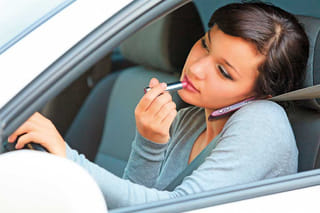 Kuwait: KD75 fine for women applying makeup while driving under new traffic law