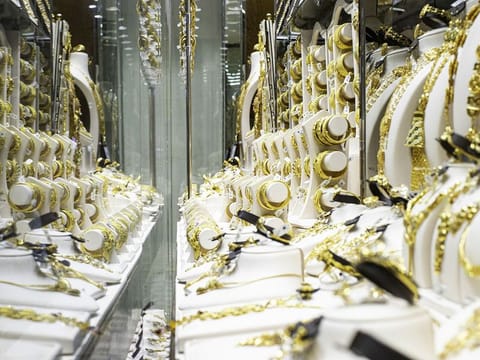 UAE shoppers were hoping for another day of gold price drops after yesterday's slide. But they are not getting their wish for now. 