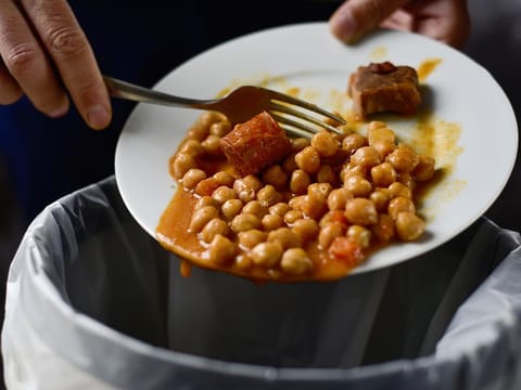 All venues must now establish formal agreements with certified food and beverage waste prevention organisations. These groups will help ensure surplus food is safely repackaged, redistributed to those in need, or properly recycled.