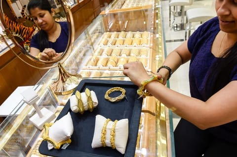 Gold is more than just an investment here — it’s cultural. In the UAE, residents traditionally buy gold during festivals, weddings, and milestones.