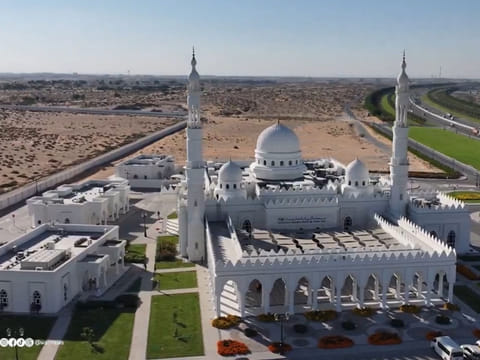 The Sayyida Khadija Mosque can accommodate 1,400 men in the main prayer hall, 1,325 worshippers in the outer portico, and 140 women in the women’s prayer area.
