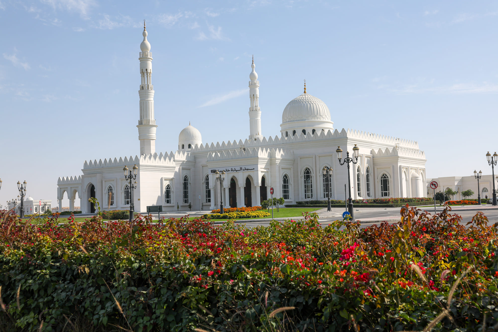 The Sayyida Khadija Mosque can accommodate 1,400 men in the main prayer hall, 1,325 worshippers in the outer portico, and 140 women in the women’s prayer area.