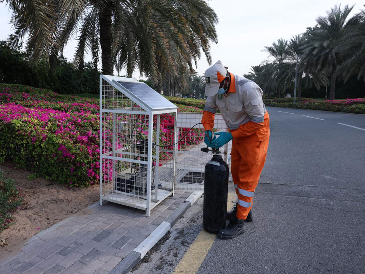 The solar-powered traps are monitored by municipal teams through a satellite system 