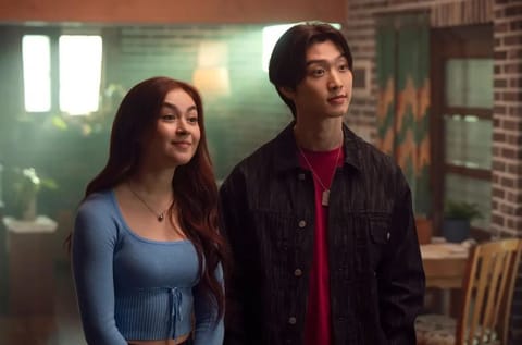Anna Cathcart as Kitty and  Sang Heon Lee as Min-ho in XO Kitty