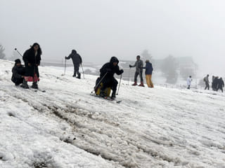 Gunmen launch deadly attack on tourists in Kashmir