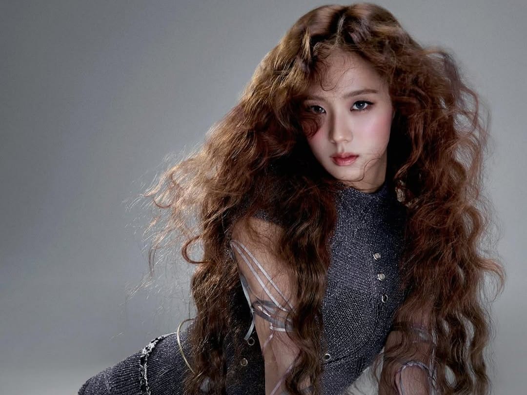 Jisoo’s hairstyle in the Amortals x Jisoo (Amortage) campaign features soft, tousled waves with a natural, airy feel.