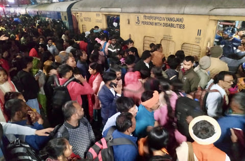 New Delhi: A huge crowd of people causes a stampede-like situation at New Delhi Railway Station 