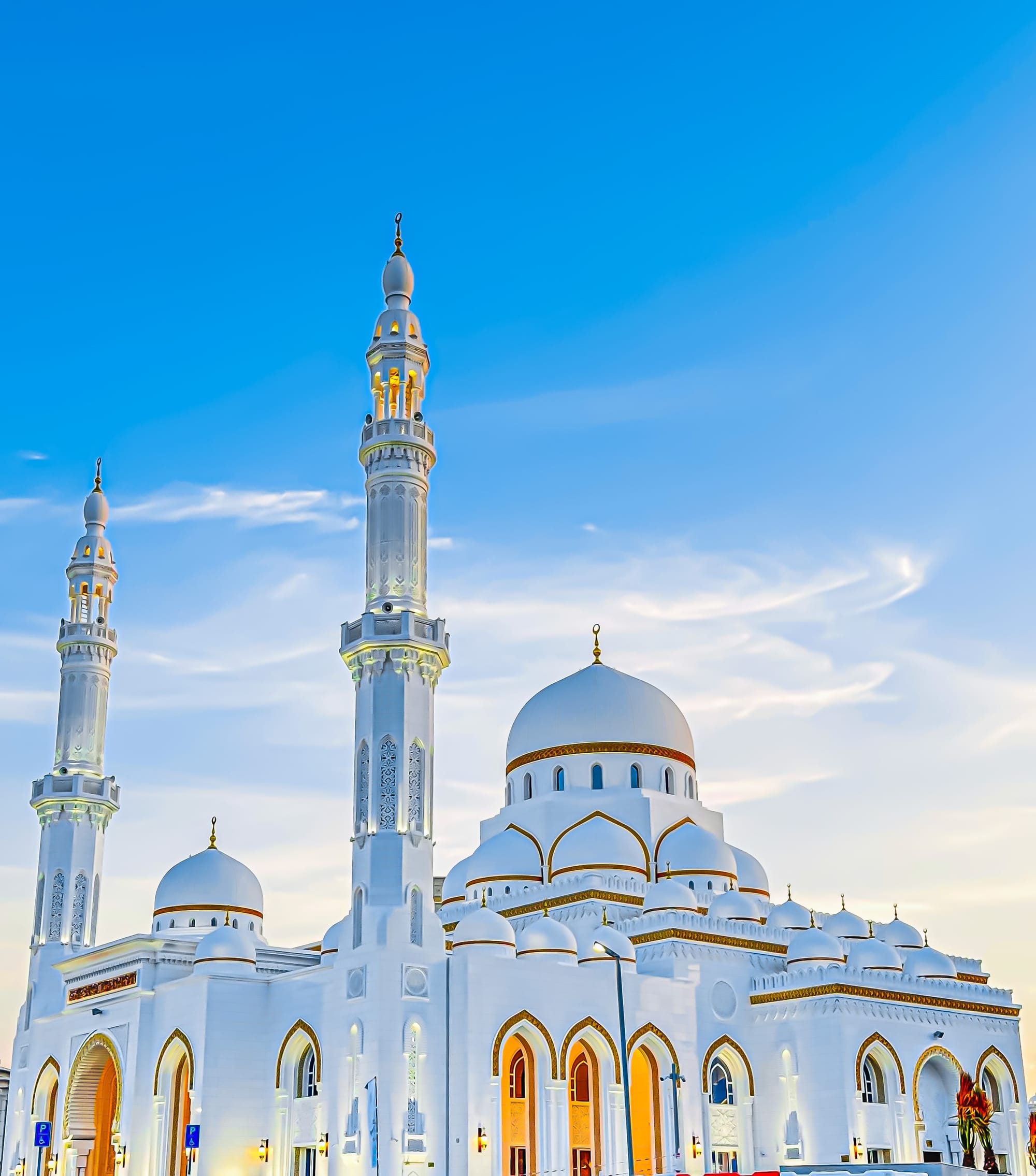"Stunning white beauty" - Witness the stunning white beauty of Dubai's Shaikh Rashed Bin Mohammad Bin Rashed mosque, captured by the talented Salman Sadeghian. At 31, Salman, a lifelong Sharjah resident from Iran, not only works as a tire seller but also sings professionally, blending his creativity and dedication into both his photography and music.
