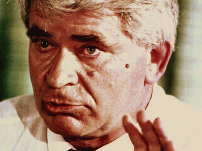 Russian-born chess master Boris Spassky gestures as he speaks to journalists at a press conference ahead of his match with US chess master Bobby Fischer on September 1, 1992.