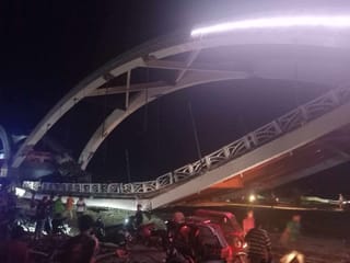 Philippines: 'New' bridge collapses