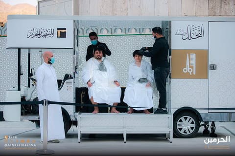 While in Ihram, pilgrims must follow strict rules, such as avoiding arguments, harming living creatures, and refraining from grooming or wearing perfume.