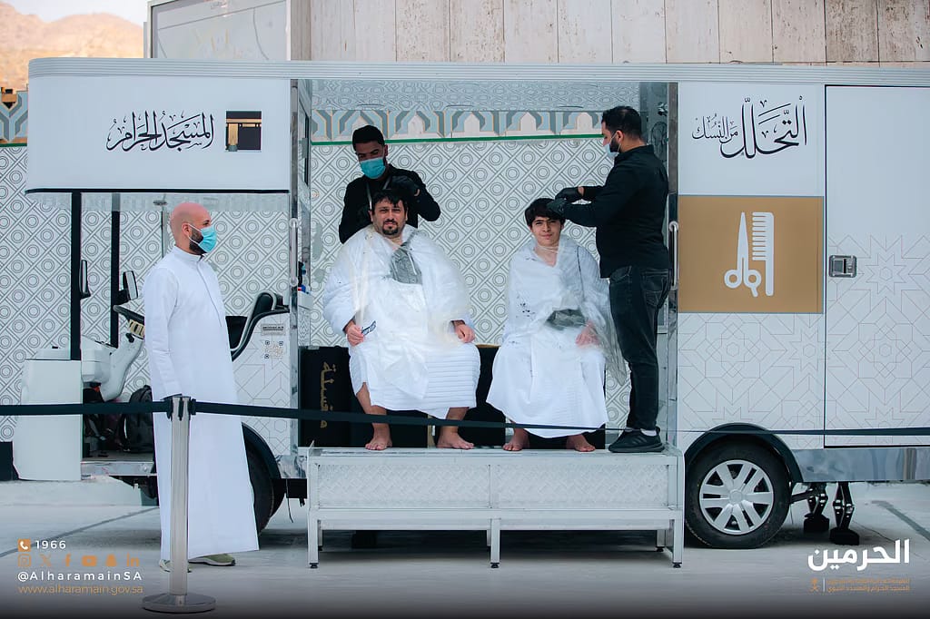 While in Ihram, pilgrims must follow strict rules, such as avoiding arguments, harming living creatures, and refraining from grooming or wearing perfume.