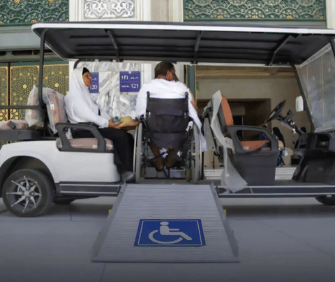To facilitate movement, the authority has installed wheelchair ramps and marked designated lanes with clear signage, ensuring smoother navigation throughout the mosque’s facilities.