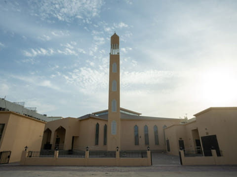The new mosque features modern architectural design, covering an area of 738 square metres, with a capacity to accommodate up to 922 worshippers.