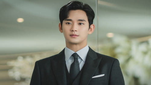 Kim Sae-ron reportedly reached out to Kim Soo-hyun, explaining that she was financially struggling while supporting her family.