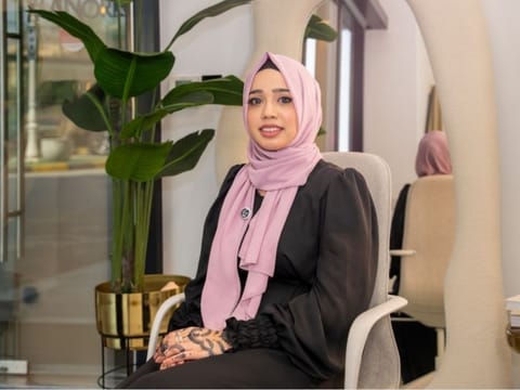 Safa Munafer has the first structured Henna’s Master Course, which offers a step-by-step guide to mastering henna, from beginner to expert. 