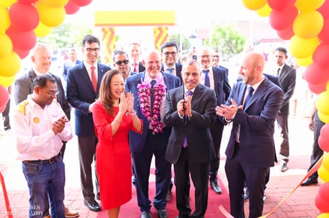 Tristar Group CEO Eugene Mayne inaugurates the first Shell-branded fuel station in Sri Lanka with US Ambassador to Sri Lanka Julie Chung, and Shell and RM Parks officials last February 26

