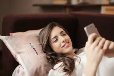 While sleep is critical to mental and physical health, an increasing number of people are accustomed to using screens in bed.