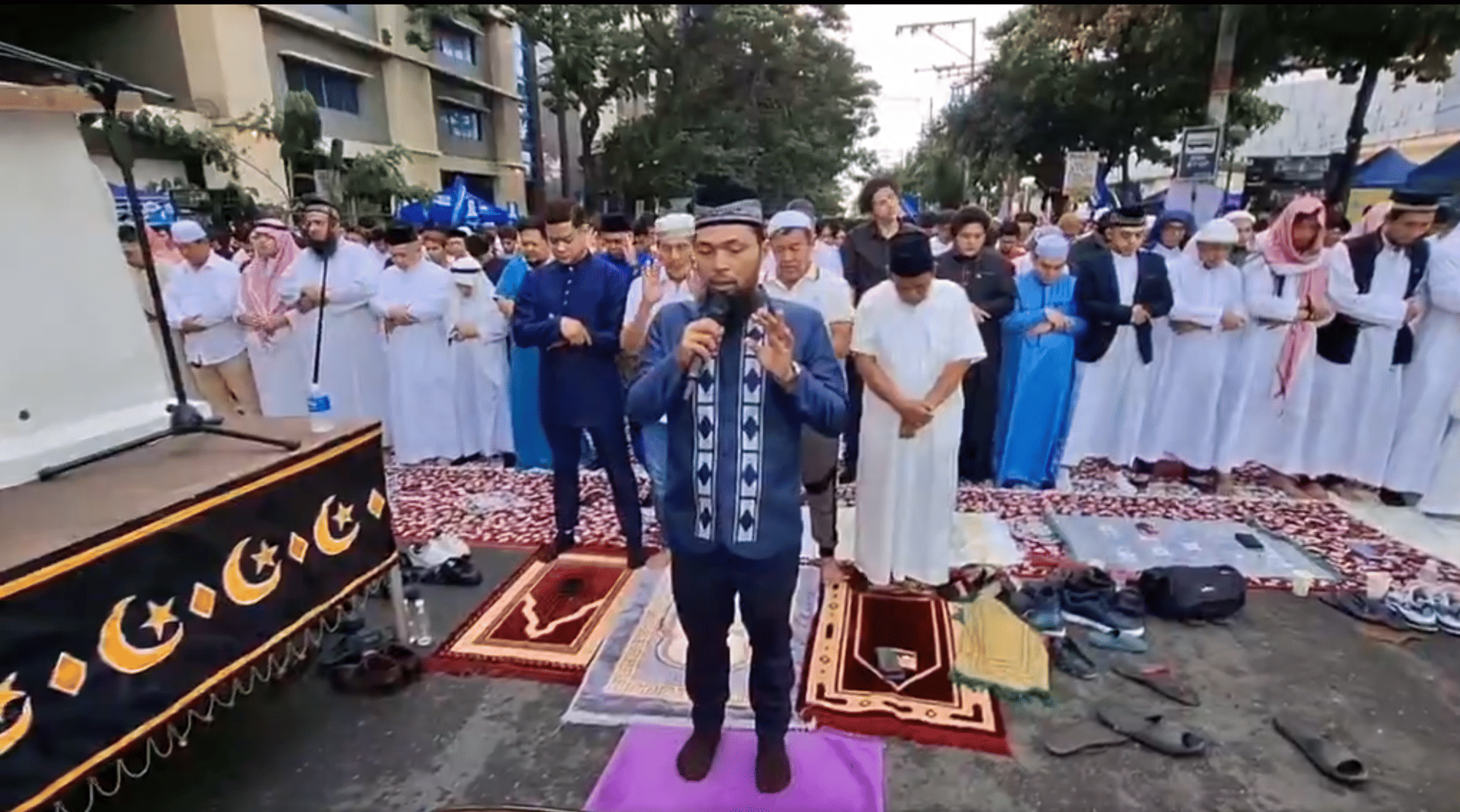 Muslims gather for Eid Al Fitr prayers. Photo shows worshippers praying on Roxas Avenue in Davao City on Monday (March 31, 2025). The National Commission on Muslim Filipinos (NCMF) declared March 31, 2025 (Monday) as the official start of Eid Al-Fitr 1446 Hijrah celebrations in the Philippines.
