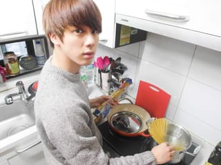 Don't worry, you don't need to be in Korea to make delicious Korean food. Take cues from your idols, and make your comfort food at home! 