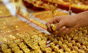 Market analysts say gold is still moving between two major forces: geopolitical uncertainty and central bank policy.