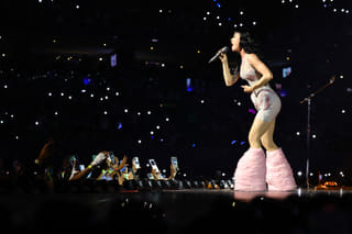 Katy Perry’s butterfly prop malfunctions mid-performance during 'Roar' on Lifetimes Tour concert