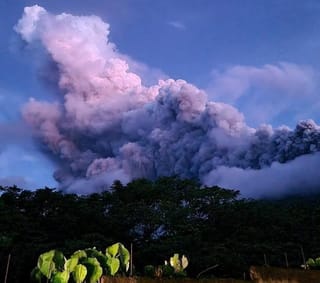 Philippines: Ash blankets towns as volcano erupts, pilots warned to avoid flying close to Mt Bulusan