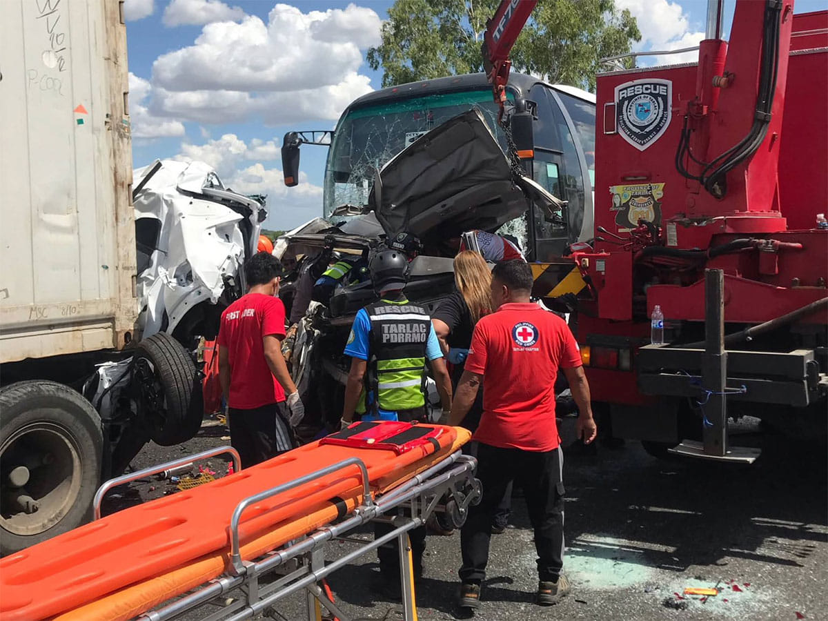 The vehicles involved include three SUVs, one container truck, and one Solid North bus.