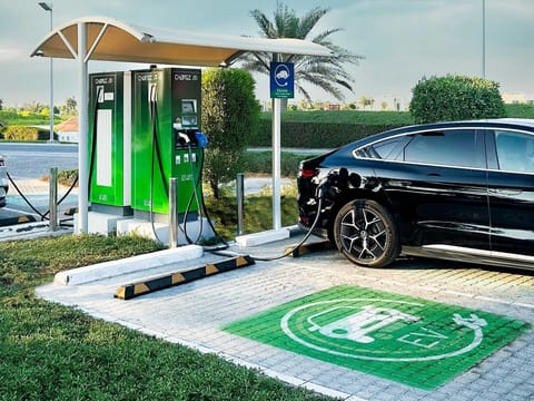 Abu Dhabi is set to install 1,000 new electric vehicle (EV) charging stations at 400 strategic locations across the capital and surrounding regions.