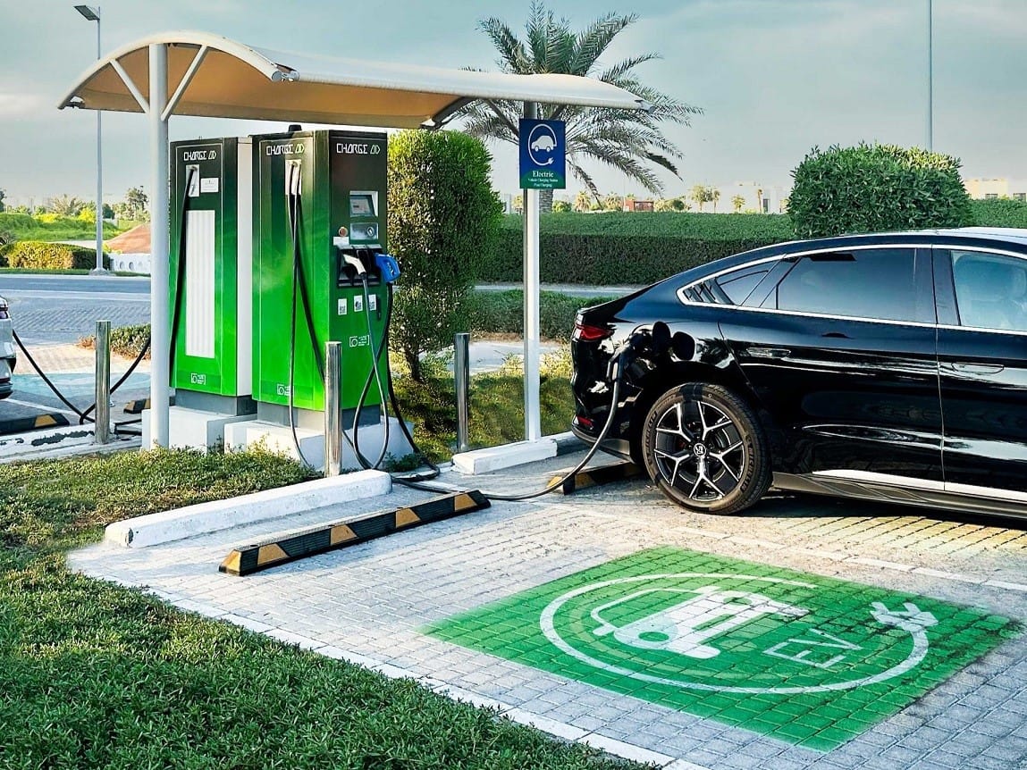 Abu Dhabi is set to install 1,000 new electric vehicle (EV) charging stations at 400 strategic locations across the capital and surrounding regions.