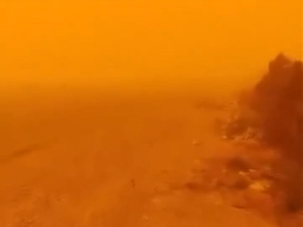 The visibility collapse led Anbar and neighboring provinces to urge drivers to exercise extreme caution.