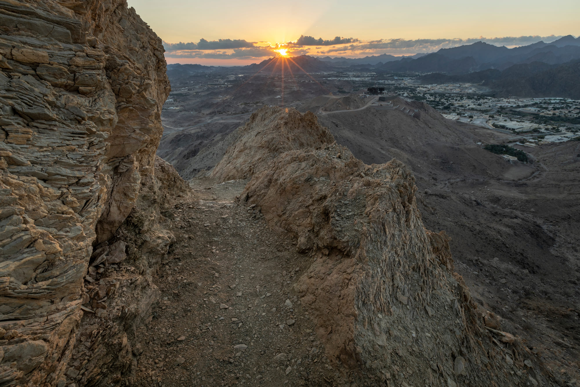 Tourism projects have further elevated Masfout’s appeal. The Masfout Natural Park, new luxury resorts, and rest houses have been developed harmoniously with the city’s mountainous terrain. Trail development and outdoor recreational areas support ecotourism.