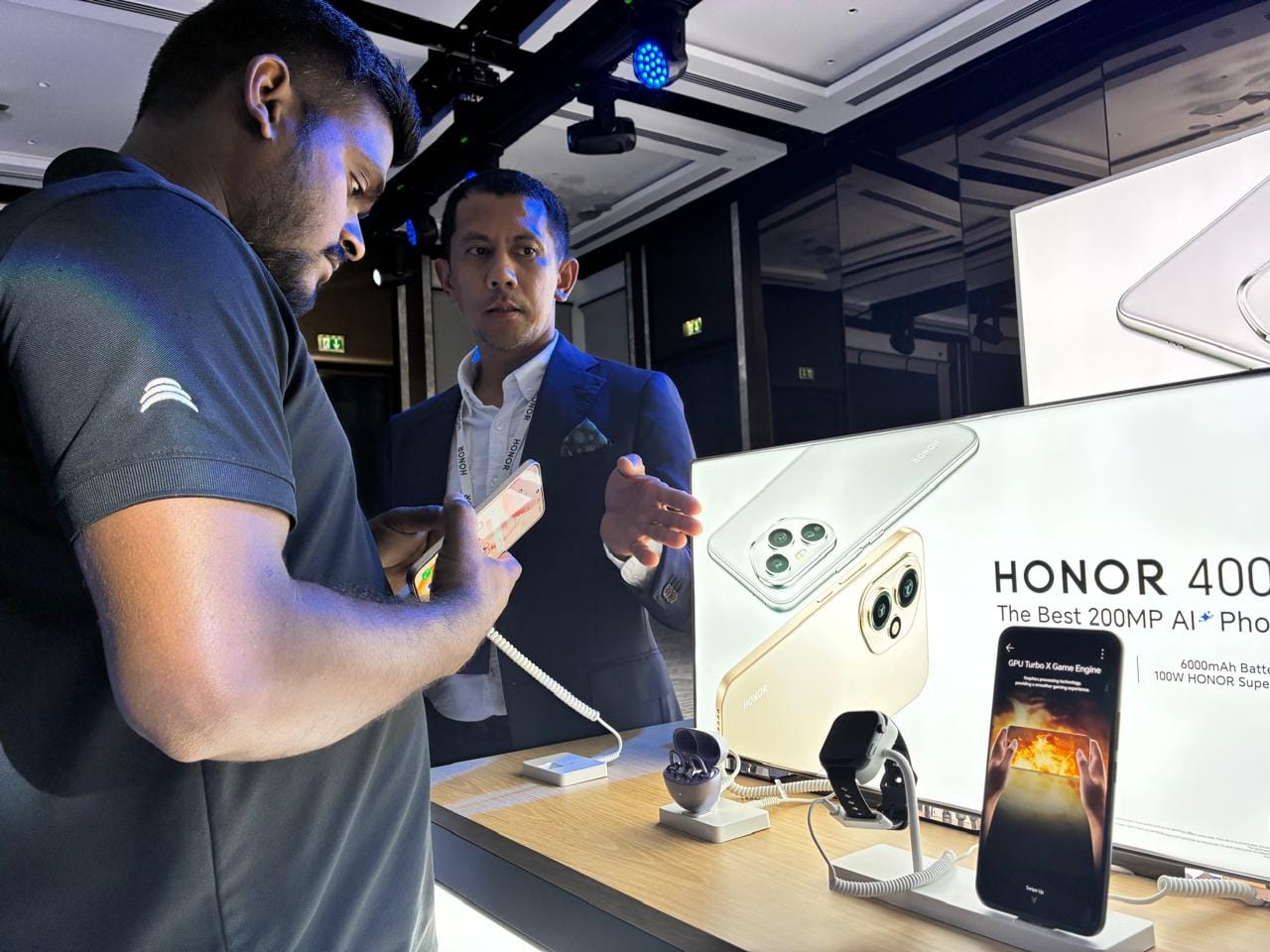 The Honor 400 launch event saw different interactive zones, where they could explore the new AI Creative Editor features in an engaging way.