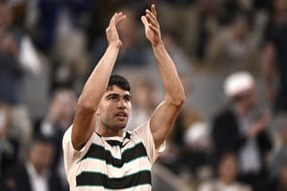 Paris by Night: Alcaraz wins, sings and soaks up the applause at Roland-Garros