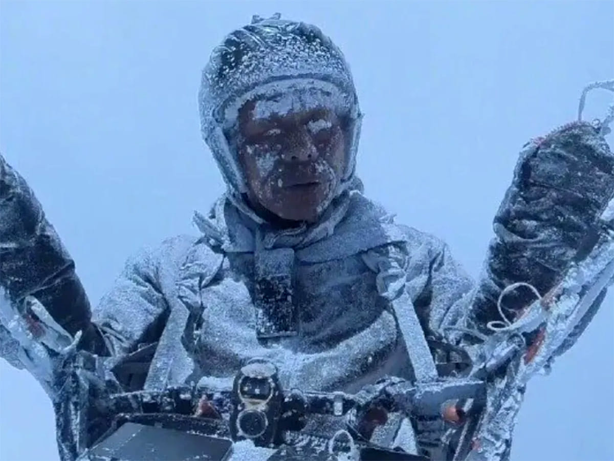 Video from Peng's helmet-mounted camera captured the extreme conditions he endured. Surrounded by dense clouds and buffeted by freezing winds, he became coated in ice, with temperatures plummeting to -35°C. 