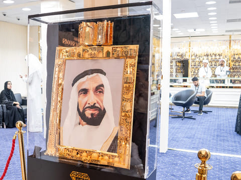 Crafted entirely from 21-karat pure gold, the frame serves as a shining tribute to the UAE’s heritage and unity, showcased under the theme ‘Art that Tells the Story of a Nation.’