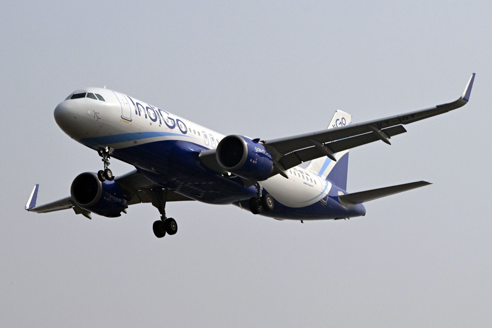 Airport officials were promptly alerted, with medical and fire services on standby during the landing