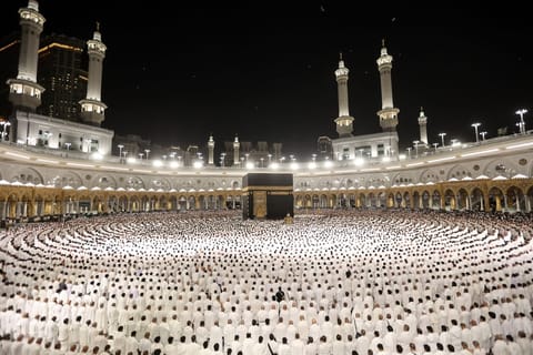 877,841 male pilgrims participated in the Hajj, while 795,389 female pilgrims completed the rituals.