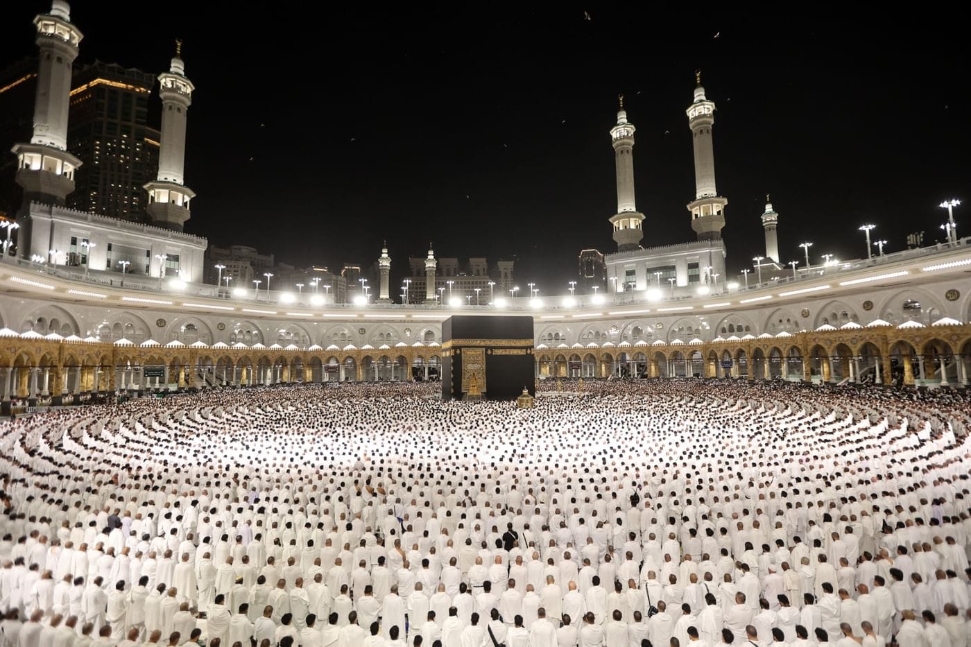 877,841 male pilgrims participated in the Hajj, while 795,389 female pilgrims completed the rituals.