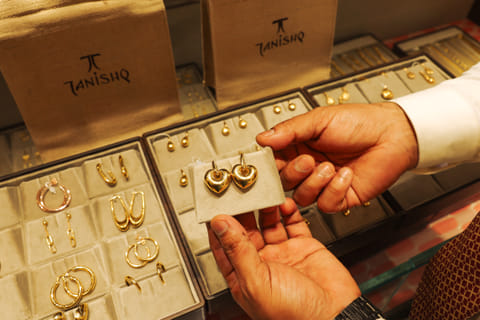 Time to show up at a UAE gold store for a jewellery exchange offer? This summer, the promotions are going all out on old for new offers. 