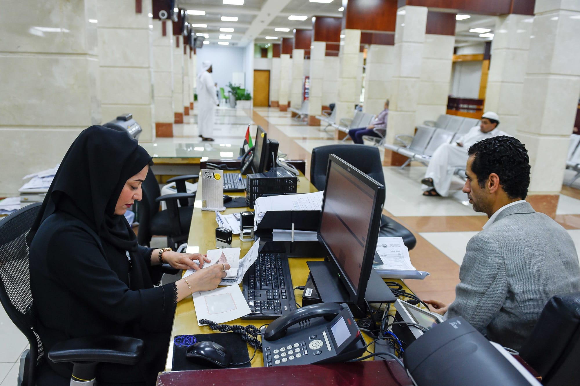 Stock Emiratis in office