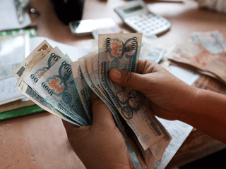 UAE OFWs quick to cash in after Philippines Peso slips to 15.7 
