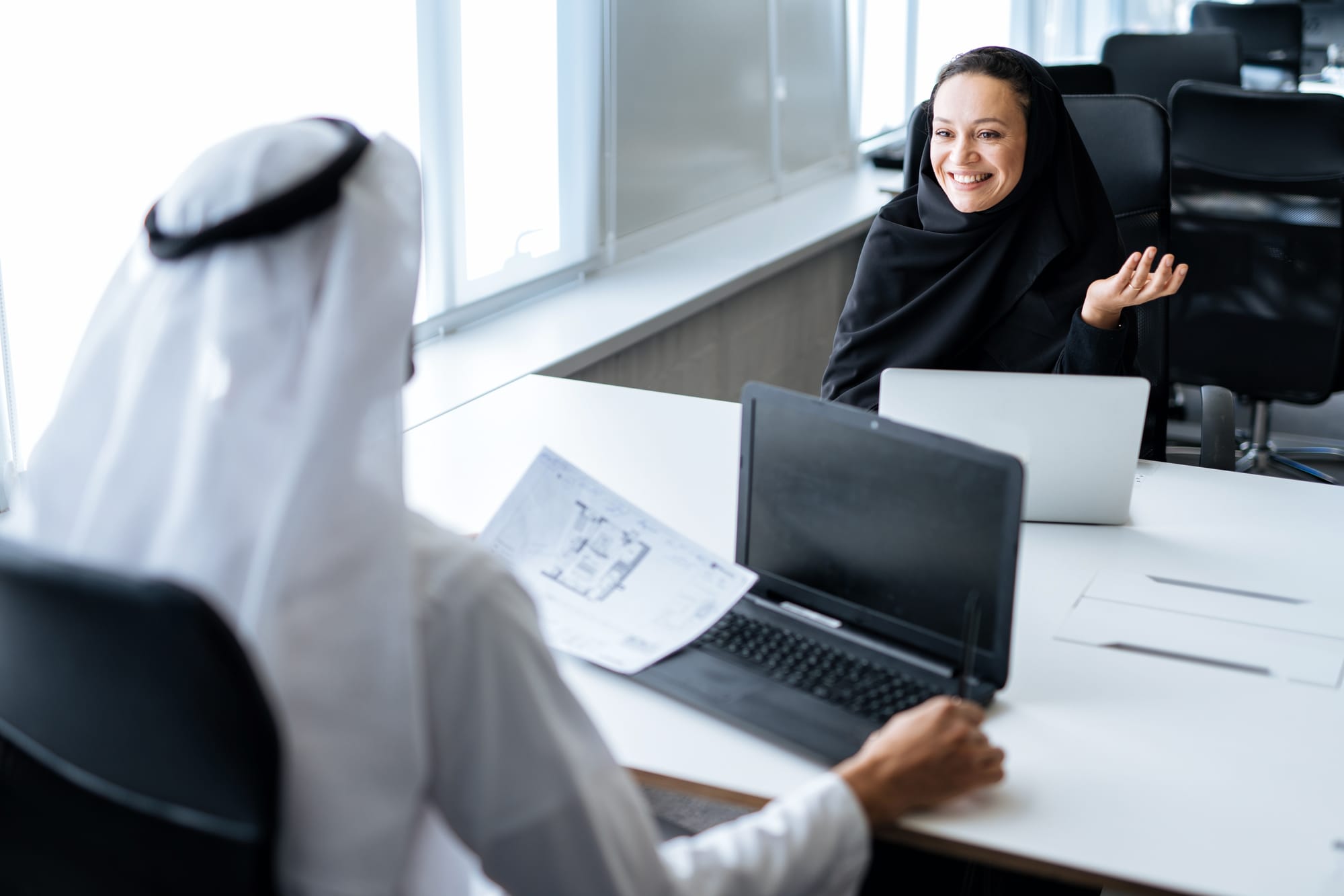 Stock Emiratis in office